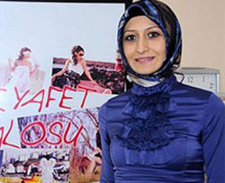 3 Farklı Renge Dönüşen Elbise Yaptı