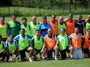Bursaspor’da Teknik Ekip, Yöneticiler Ve Medya Mensupları Sahaya İndi