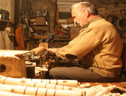 Torna Makinesinde Hediyelik Eşya Üretiyor