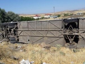 Elazığ-bingöl Yolunda Otobüs Devrildi: 15 Yaralı