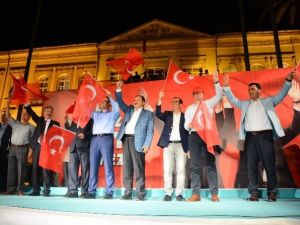 Bakan Eroğlu İzmirlilerle Demokrasi Nöbetinde