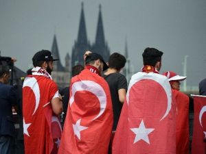 Köln’deki Mitingde Cumhurbaşkanı Erdoğan’ın Mesajı Yazılı Olarak Okundu