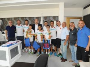 Şampiyon Tenisçiler, Gençlik Hizmetleri Ve Spor İl Müdürlüğü’nü Ziyaret Ettiler