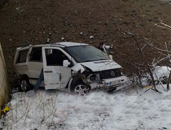 Minibüs Deniz Sahiline Uçtu: 2 Yaralı