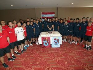 Trabzonspor Kuruluş Yıldönümünü Macaristan’da Pasta Keserek Kutladı