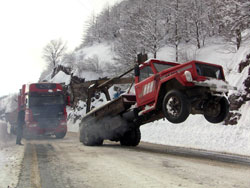 Cankurtaran'da araçların buzla dansı