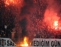 Kadıköy'de Tribünler Alev Alev Yandı