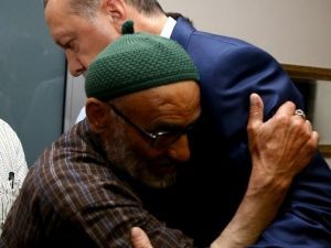 Cumhurbaşkanı Erdoğan, Şehit Ailesini Ziyaret Etti