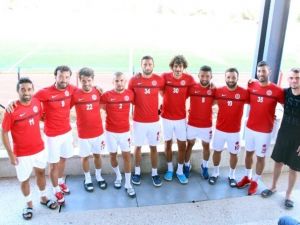 Bergama Belediyespor, 18 Futbolcuyu Renklerine Bağladı