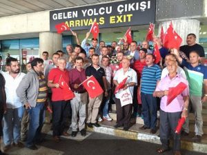 Darbe Gecesi Yaralanan Trabzonlu Muhtar Havalimanında Bayraklarla Karşılandı