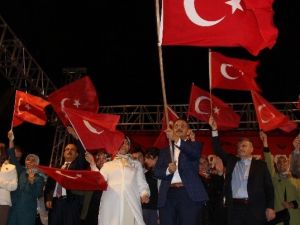 Bakan Özhaseki Demokrasi Nöbetinde Konyalılarla Buluştu