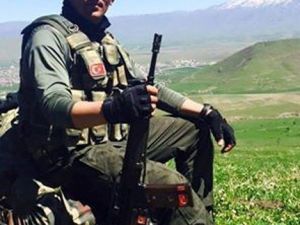 Sinop Şehidine Ağlıyor
