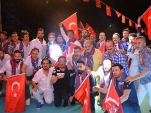 Ünlülerden Demokrasi Nöbetine Destek