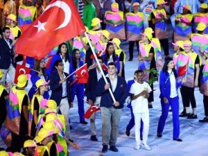 Rio Olimpiyatlarının Açılışında Türk Bayrağını Milli Güreşçi Rıza Kayaalp Taşıdı
