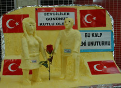 Rize'de Sevgiliye Tereyağlı Fadime Temel Heykeli!