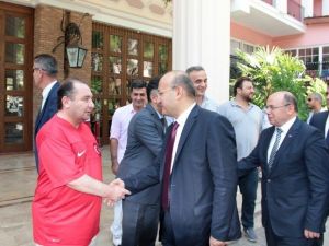 Yalçın Akdoğan Cumhurbaşkanı Erdoğan’a Saldırı Girişiminin Yaşandığı Oteli Ziyaret Etti