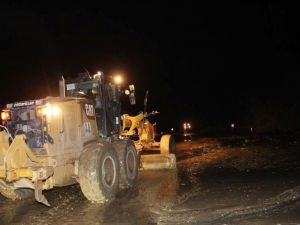 Sel Sularının Asfalta Taşıdığı Toprak Yığını Erzurum-artvin Karayolunu Trafiğe Kapadı