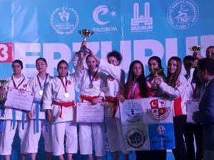 Trabzon’un Bayan Karatecileri Erzurum’da Yapılan Uluslararası Turnuvada Şampiyon Oldu