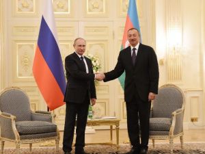 Putin, Bakü’de Aliyev’le Görüştü