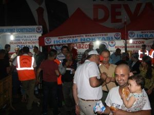 Trabzon’da Son “Demokrasi Nöbeti”nde Vatandaşlar Alanı Doldurdu