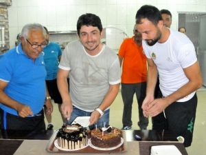 Alanyaspor’da Sportif Direktör Taner Savut’a Doğum Günü Sürprizi