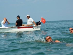 Engelli Milli Yüzücü, Denizlerdeki Kirliliğe Dikkat Çekmek İçin Kulaç Attı