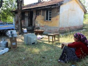 Zonguldak’ta Kaldıkları Okul Lojmanı Yanan Aile Evsiz Kaldı