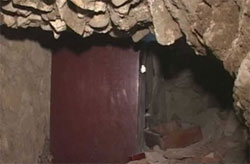 Temel taşlarını delip, 1 milyonluk altın çaldılar