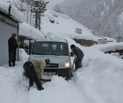 Rize'de kar 46 köy yolunu kapadı