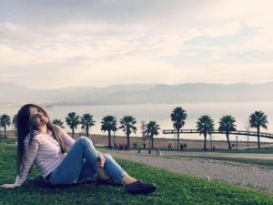 Yol Kenarında Yürüyen Genç Kıza Araba Çarptı