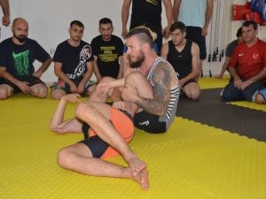 Kafeste Dövüştüler