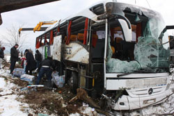 Umre'den dönenleri taşıyan yolcu otobüsü devrildi 40 yaralı
