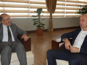 Başkan Usta’dan Büyükşehir Belediye Başkanı Gümrükçüoğlu’na Ziyaret