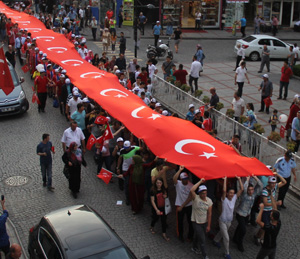 8. Yaz Sporları Şenliği Demokrasi Yürüyüşü ile Başladı