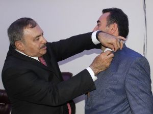 Bakan Eroğlu, Ak Parti’ye Katılanlara Rozet Taktı