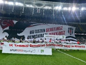 Beşiktaşlı Taraftarlardan Koreografi Şov