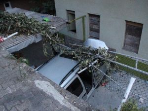 3 Metreden Apartman Bahçesine Uçtu: 2 Yaralı