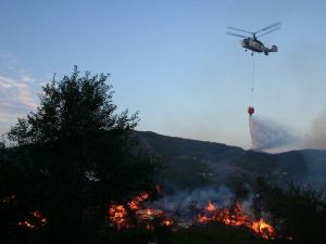 Madde Bağımlısı Genç Kendi Evini Kundakladı, Yanan Evlere Yangın Söndürme Helikopteri De Müdahale Etti