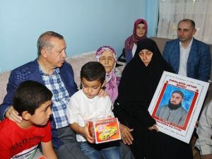 Cumhurbaşkanı Erdoğan, 15 Temmuz Şehitlerinin Ailelerini Ziyaret Etti