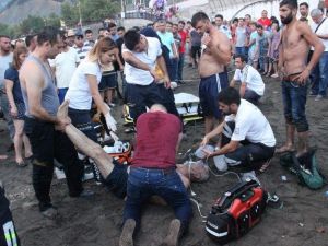 Karadeniz’in Dev Dalgaları İki Kişiyi Yuttu
