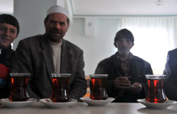 Bir oturuşta 80 su bardağı çay içiyor!