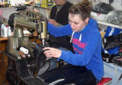 Rizeli Genç Kız Ayakkabı Tamircisi Oldu!