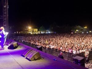 Rockçı Gençler Türkülerle Coştu