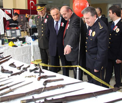 Rize'deki Polis Sergisinde İlgi Antika Silahlara