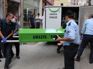 Kokular Gelen Evde Ölü Bulundu