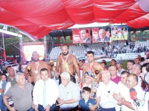 Tarihi Çardak Yağlı Güreşleri Başpehlivanı Orhan Okulu Oldu