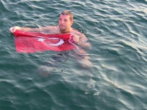 Rekortmen Yüzücü Demokrasi İçin Kulaç Attı