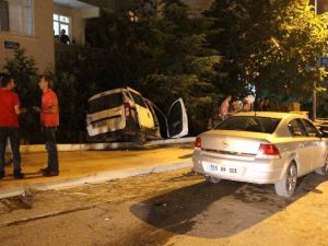 Otomobil Evin Bahçesine Girdi: 1 Yaralı