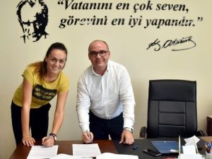 Bulgar Boncheva İmzayı Attı