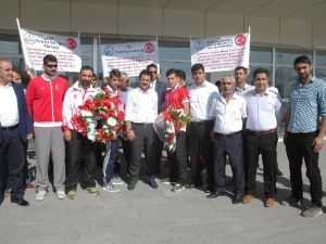 Dünya Şampiyonu Sporculardan Örnek Davranış